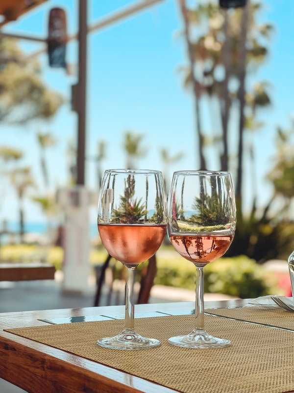 Comment savourer un verre de vin rosé sans alcool ?